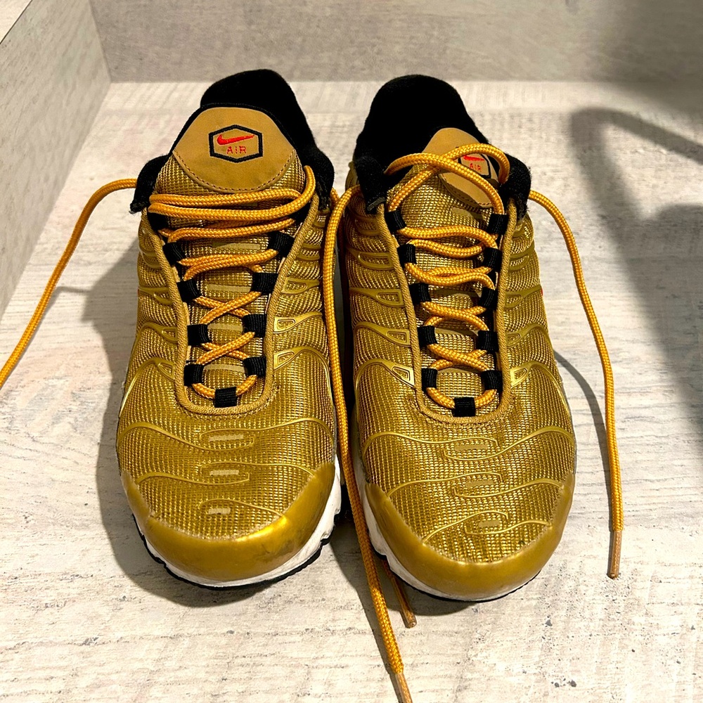 Nike Air Max Plus TN BG Metallic Gold Red Reflective AR0259-700 Youth US Size 6Y